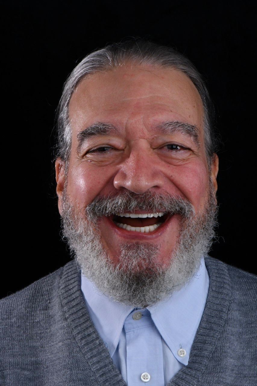 Paciente sorrindo após reabilitação oral